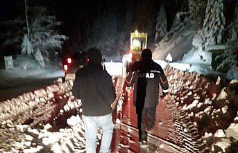 Yolda mahsur kalan 4 kişi kurtarıldı