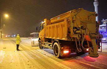 Yolda mahsur kalan sürücülere Türk Kızılayından kumanya