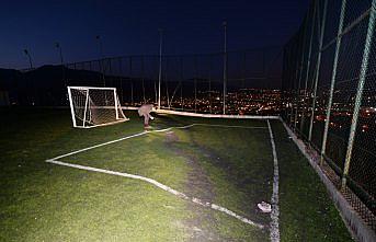 Atıl durumdaki halı sahada toprak kayması