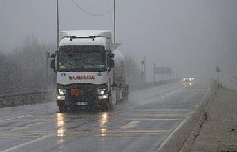 Bolu Dağı'nda kar yağışı ve sis