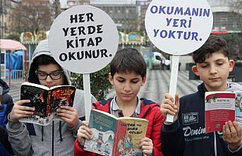 Farkındalık oluşturmak için meydanlarda kitap okudular