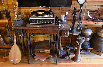 İş yerinin çatı katını müzeye çevirdi