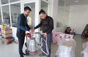 Kavak'ta sığır yetiştiricilerine süt sağım makinesi dağıtıldı