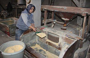 Kayınpederinin su değirmenini 7 yıldır işletiyor