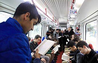 Liseliler tramvayda kitap okudu