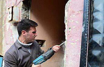 Meslek lisesi öğrencileri eskiyen evleri onarıyor
