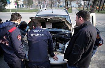 Motora sıkışan yavru kediyi sahiplendi