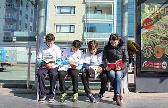 Öğrenciler tramvay duraklarında kitap okudu