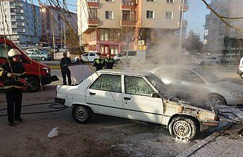 Park halindeki otomobil alev aldı