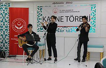 Protokol eşlerinden öğrencilere hediye