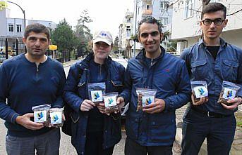 PTT çalışanlarından sokak hayvanlarına teslimat