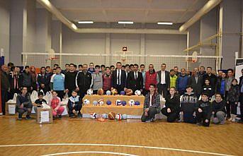Safranbolu'da okullara spor malzemesi dağıtıldı