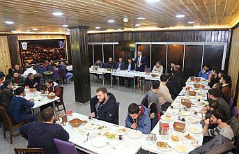 Sağıroğlu, gençlerle bir araya geldi