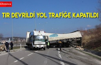 TIR DEVRİLDİ YOL TRAFİĞE KAPATILDI