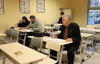 Torunları için Almanca öğrenmeye çalışıyor