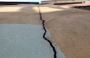 Trabzon'da çatlaklar oluşan bina boşaltıldı