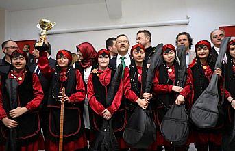 Vali Çeber, öğrencilere bağlama dağıttı