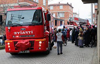 Yangında çocukları, komşuları ve itfaiye ekibi kurtardı