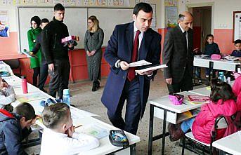 Yeşilyurt'ta öğrencilere 2 bin kitap dağıtıldı