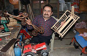 Ağaç parçalarını minyatür tarım araçlarına dönüştürüyor