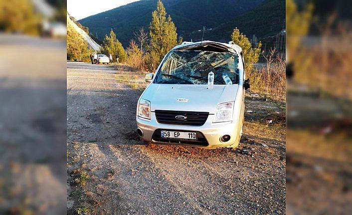 Amasya'da hafif ticari araç devrildi: 2 yaralı
