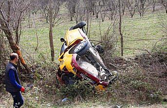 Amasya'da taksi devrildi: 2 yaralı