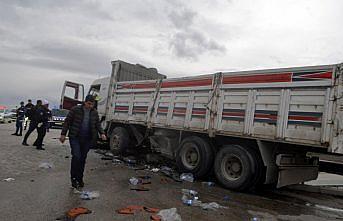 Amasya'da yolcu otobüsü ile kamyon çarpıştı: 15 yaralı
