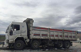 Amasya'nın Merzifon ilçesinde yolcu otobüsü ile kamyonun çarpışması sonucu çok sayıda kişi yaralandı, olay yerine sağlık ekipleri sevk edildi.