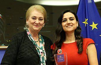 AP'den Dilek öğretmene ödül