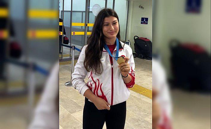 Avrupa şampiyonu eskrimci Nisanur Erbil, Samsun'da çiçeklerle karşılandı