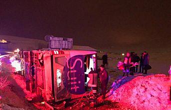 Bayburt'ta yolcu otobüsü şarampole devrildi