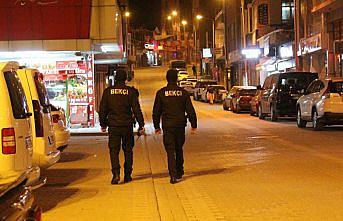 Bekçiler sokaklarda devriyeye başladı