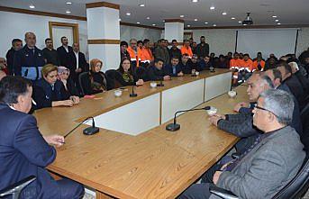 Belediye Başkanı İkiz personeliyle vedalaştı