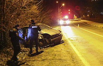 Beton direğe çarpan araç sürücüsü yaralandı