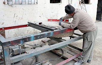 Değirmen taşları Hasan ustanın elinde şekilleniyor