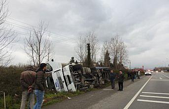 Devrilen tırın sürücüsü kazayı yara almadan atlattı