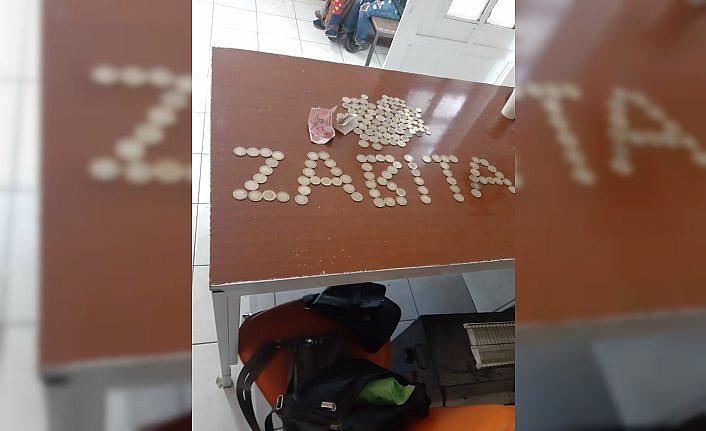 Dilenciler bozuk paraları ekmeğin içine sakladı