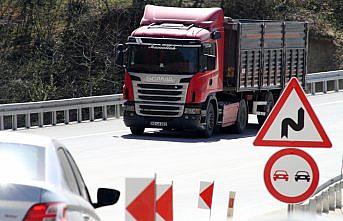 Düzce'de heyelan nedeniyle yolun trafiğe kapatılması