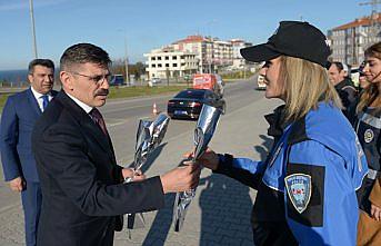 Emniyetten kadınlara karanfil