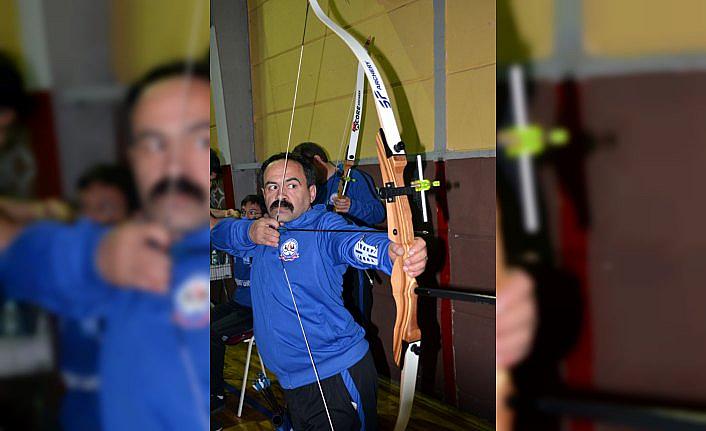 Engelli okçular hedefi 12'den vurmak istiyor