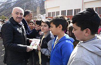 Gümüşhane'de öğrencilere kitap dağıtıldı