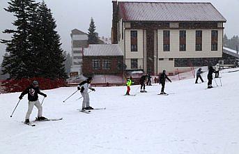Ilgaz'da tatilcilerin kayak keyfi
