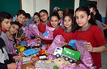 İlkokul öğrencilerinden ihtiyaç sahibi çocuklara yardım