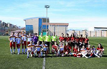 Kadınların maçında orta hakemden gül jesti