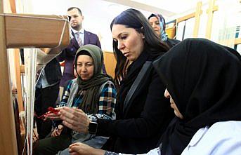 Karaaslan, kadınlarla birlikte kilim dokudu