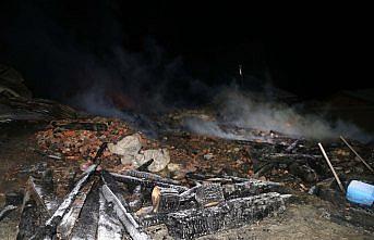 Kastamonu'da evi yanan aileye yardım