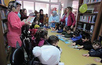 Minik öğrencilerden kütüphane ziyareti