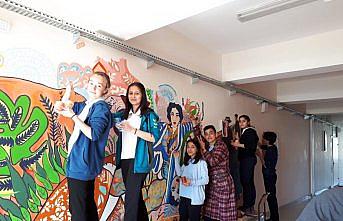 Okullarının koridorunu rengarenk boyadılar
