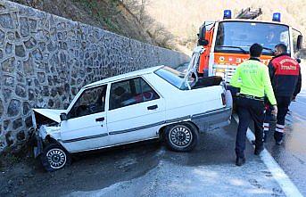 Otomobil su kanalına devrildi: 2 yaralı