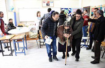 Sağlık görevlilerinin desteğiyle oy kullandılar